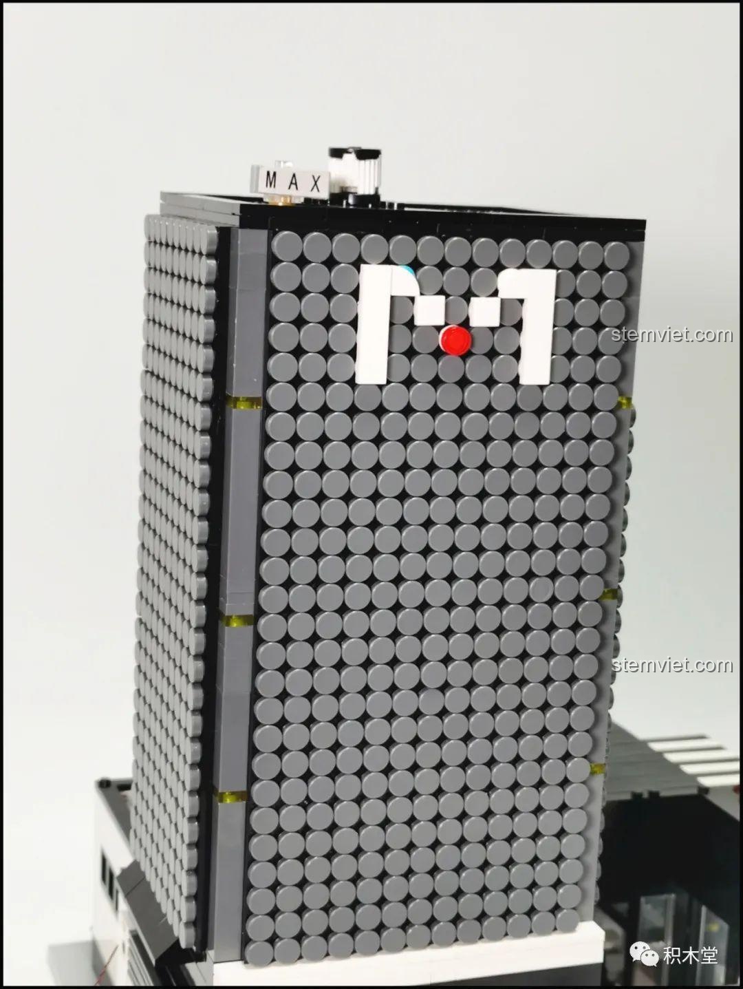 Tháp chính của Juhang 86007 Quán Cà Phê Góc Phố đã hoàn thiện với chữ 'M' được ghép lên tường, tạo điểm nhấn cá nhân và độc đáo.