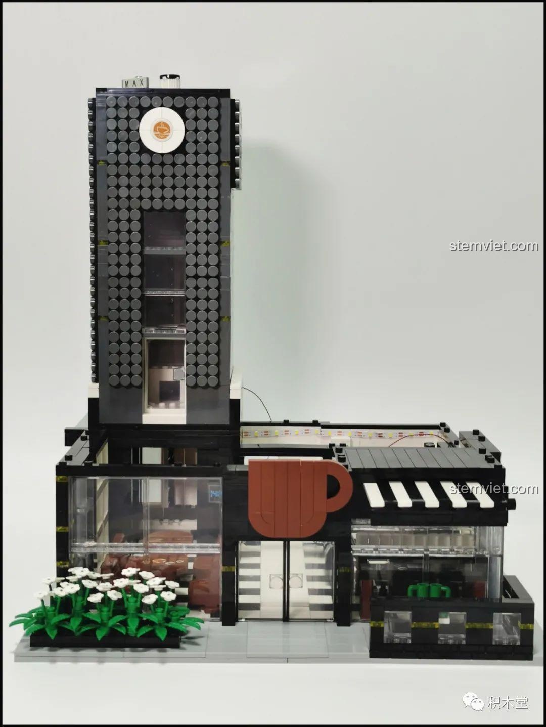 Mô hình Juhang 86007 Quán Cà Phê Góc Phố đã gần hoàn thiện, với tháp chính và tầng 1 đã được lắp ráp, cho thấy tổng thể kiến trúc.