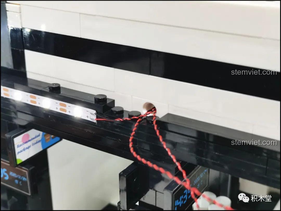 Cận cảnh các mảnh ghép tạo thành chữ 'CAFE' được lắp trên mái của Juhang 86007 Quán Cà Phê Góc Phố, một chi tiết nổi bật.