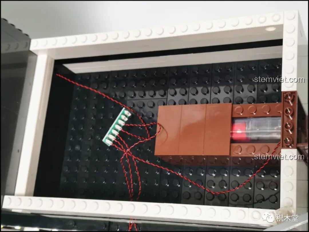 Module ban công của Juhang 86007 Quán Cà Phê Góc Phố đã được gắn vào thân chính, tạo nên một không gian mở đẹp mắt và hài hòa.