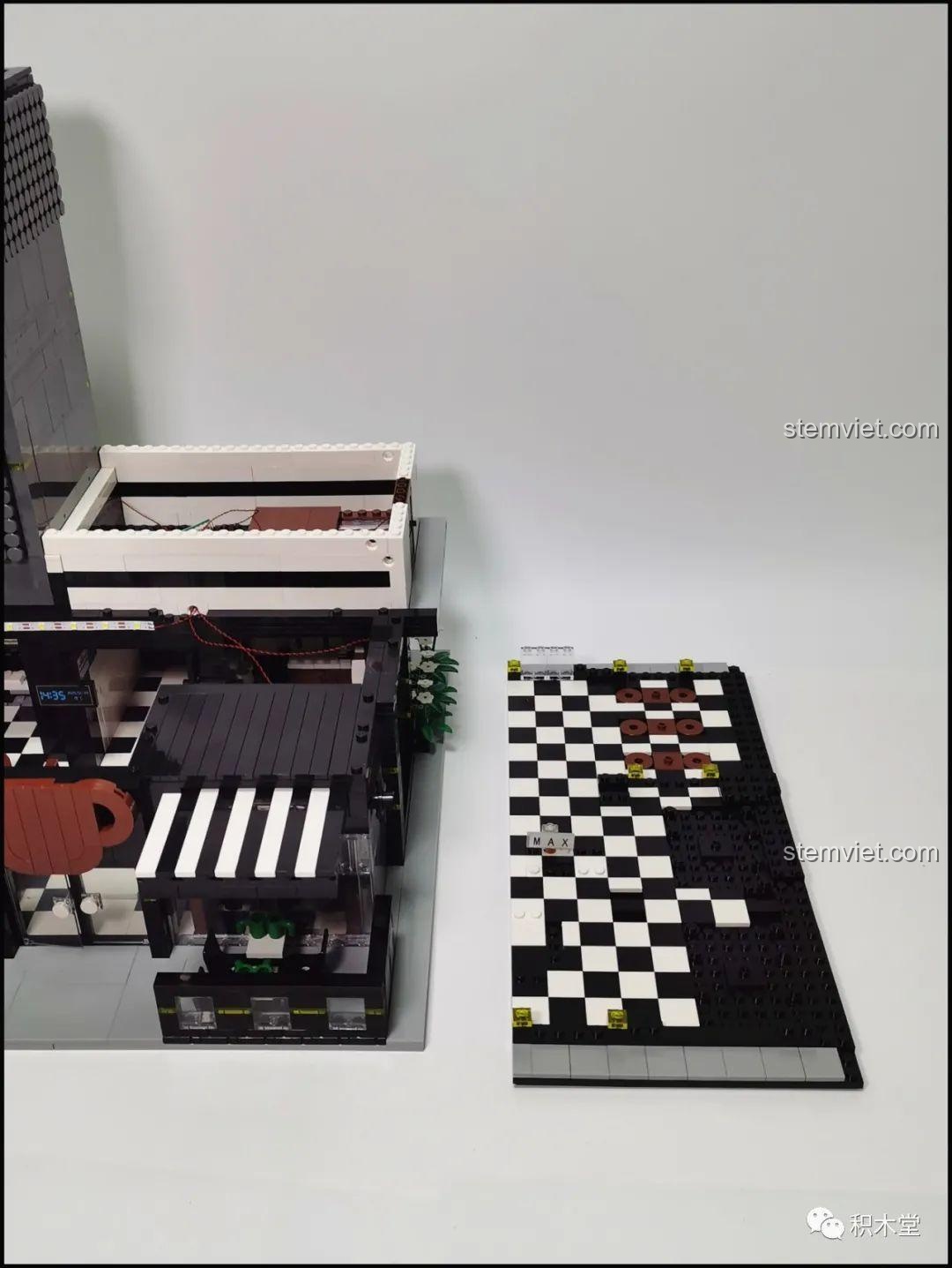 Tầng 3 của Juhang 86007 Quán Cà Phê Góc Phố với sàn được phủ kín bằng các mảnh ghép trơn, tạo cảm giác sang trọng và cao cấp cho không gian VVIP.