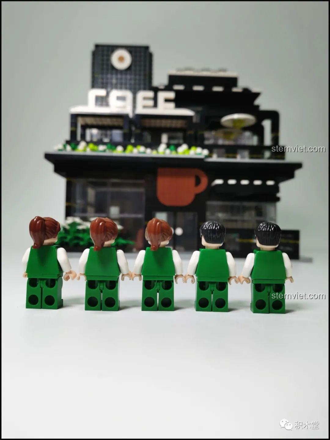 Góc nhìn nghiêng từ phía sau của mô hình Juhang 86007 Quán Cà Phê Góc Phố, thể hiện tổng thể kiến trúc độc đáo và các chi tiết bên ngoài.