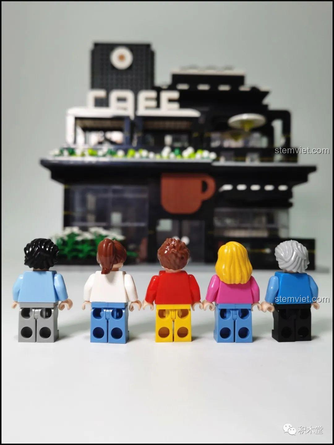 Cận cảnh biển hiệu hình cốc cà phê khổng lồ ở lối vào mô hình Juhang 86007 Quán Cà Phê Góc Phố, một chi tiết nhận diện nổi bật.