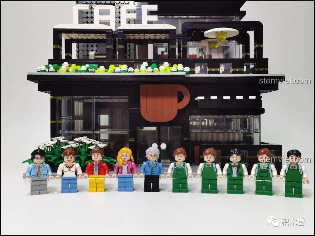 Cận cảnh chữ 'CAFE' lớn được lắp ráp trên mái của mô hình Juhang 86007 Quán Cà Phê Góc Phố, dễ dàng nhận diện.