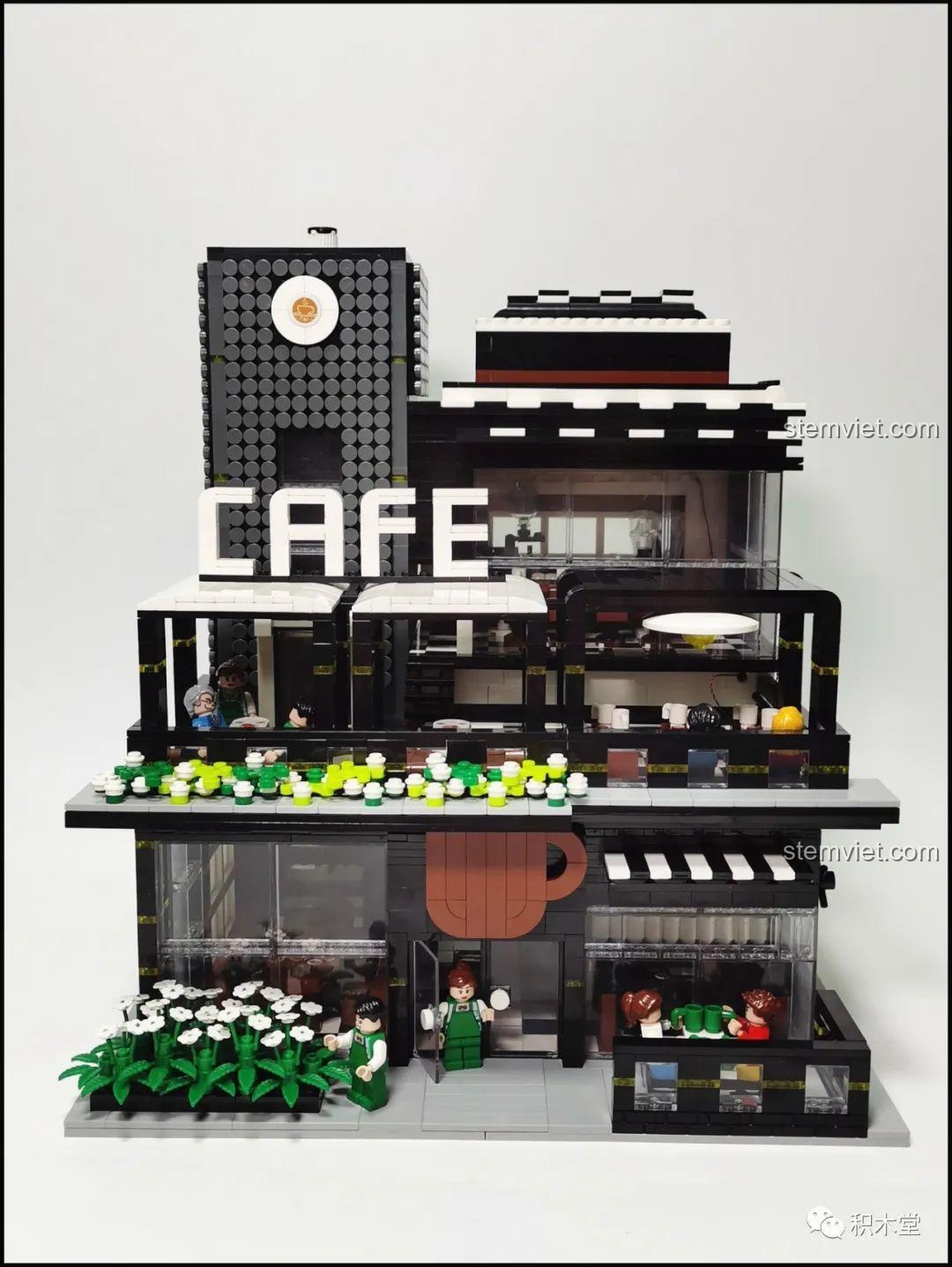 Bên trong mô hình Juhang 86007 Quán Cà Phê Góc Phố, các nhân vật minifigures đang ngồi thưởng thức cà phê, tạo không khí sống động và chân thực.