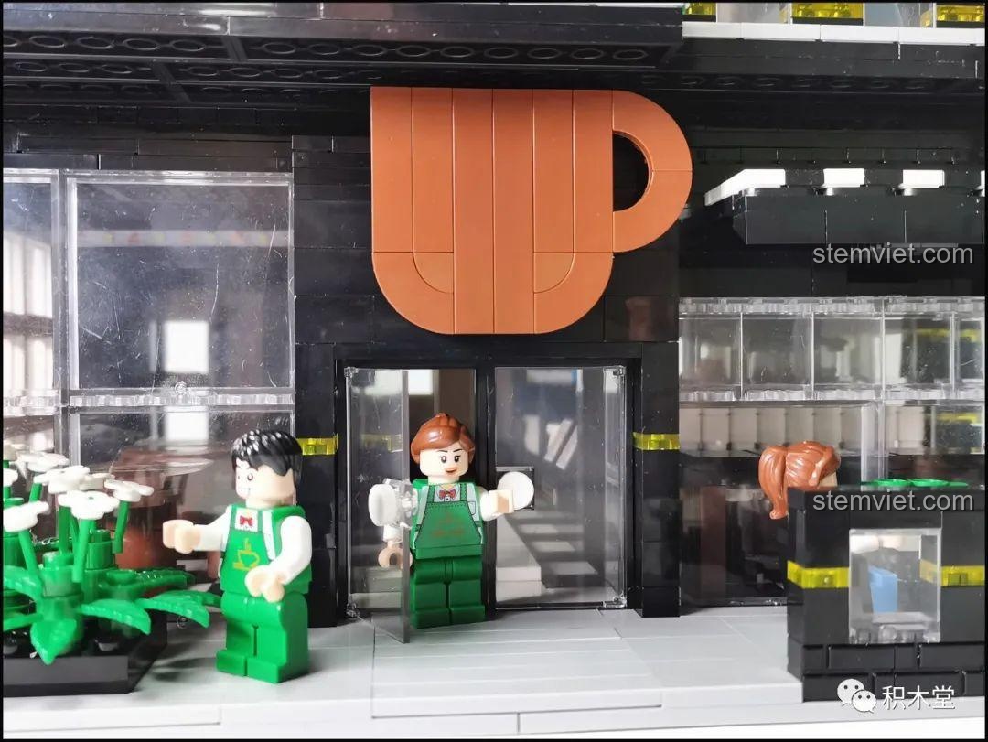 Thước đo chiều dài của mô hình Juhang 86007 Quán Cà Phê Góc Phố, cho thấy kích thước 40x40 stud (32cm x 32cm) ấn tượng của nó.