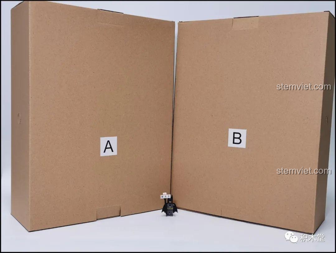 Hai hộp carton lớn được đánh dấu A và B, chứa các túi mảnh ghép của bộ Juhang 86007 Quán Cà Phê Góc Phố, thể hiện sự đồ sộ của sản phẩm.