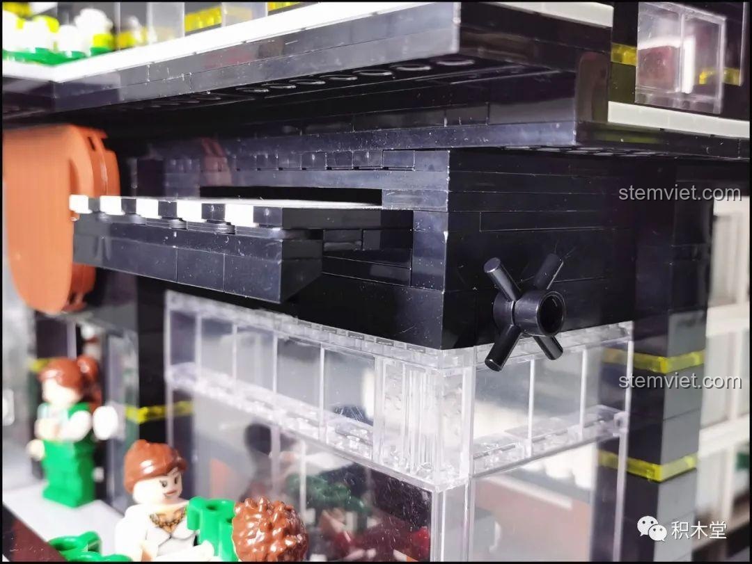 Hai mô hình quán cà phê của Juhang, bao gồm Juhang 86007 Quán Cà Phê Góc Phố, đặt cạnh nhau, tạo nên một không gian đô thị thu nhỏ ấn tượng.