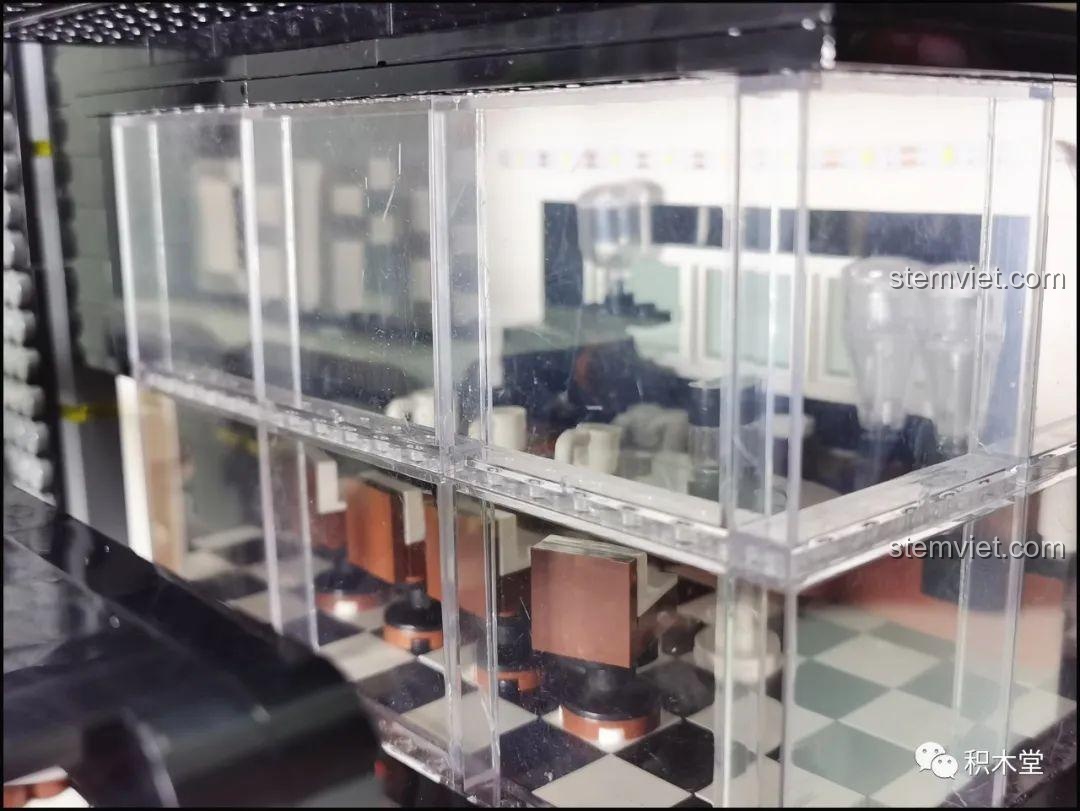 Mô hình Juhang 86007 Quán Cà Phê Góc Phố bừng sáng trong bóng tối với hệ thống đèn LED lung linh, tạo không gian ấm cúng và huyền ảo.