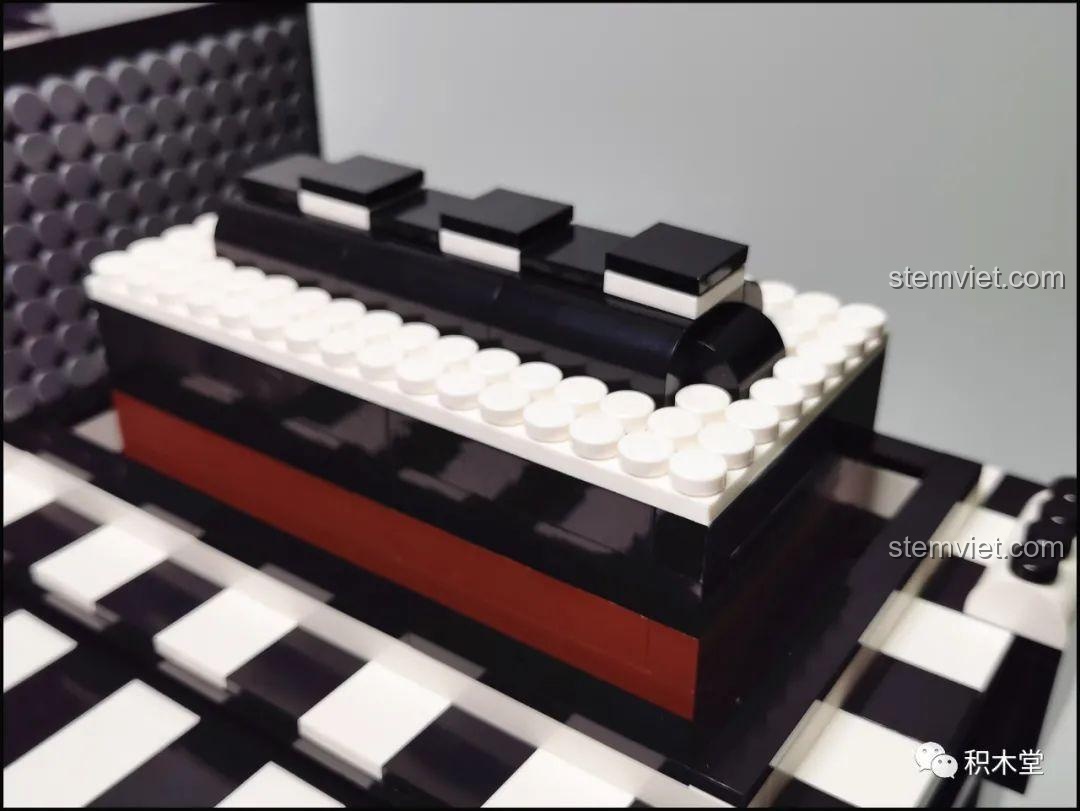 Góc nhìn nghiêng của mô hình Juhang 86007 Quán Cà Phê Góc Phố khi bật đèn, ánh sáng vàng ấm áp tràn ngập không gian, tạo vẻ đẹp lãng mạn.