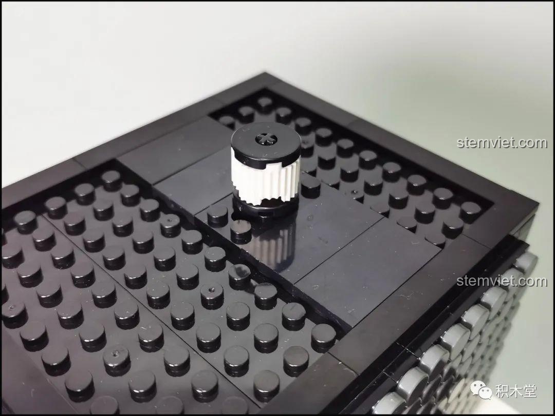 Cận cảnh bên trong mô hình Juhang 86007 Quán Cà Phê Góc Phố khi đèn LED bật sáng, các nhân vật minifigures trở nên sống động hơn trong không gian ấm cúng.