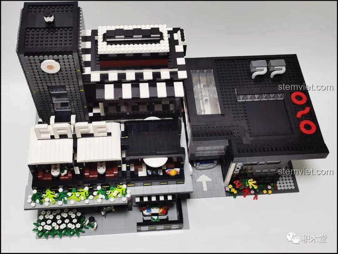 Một cảnh tượng hài hước với các nhân vật minifigures trong mô hình Juhang 86007 Quán Cà Phê Góc Phố, tạo sự sống động và vui nhộn cho quán.