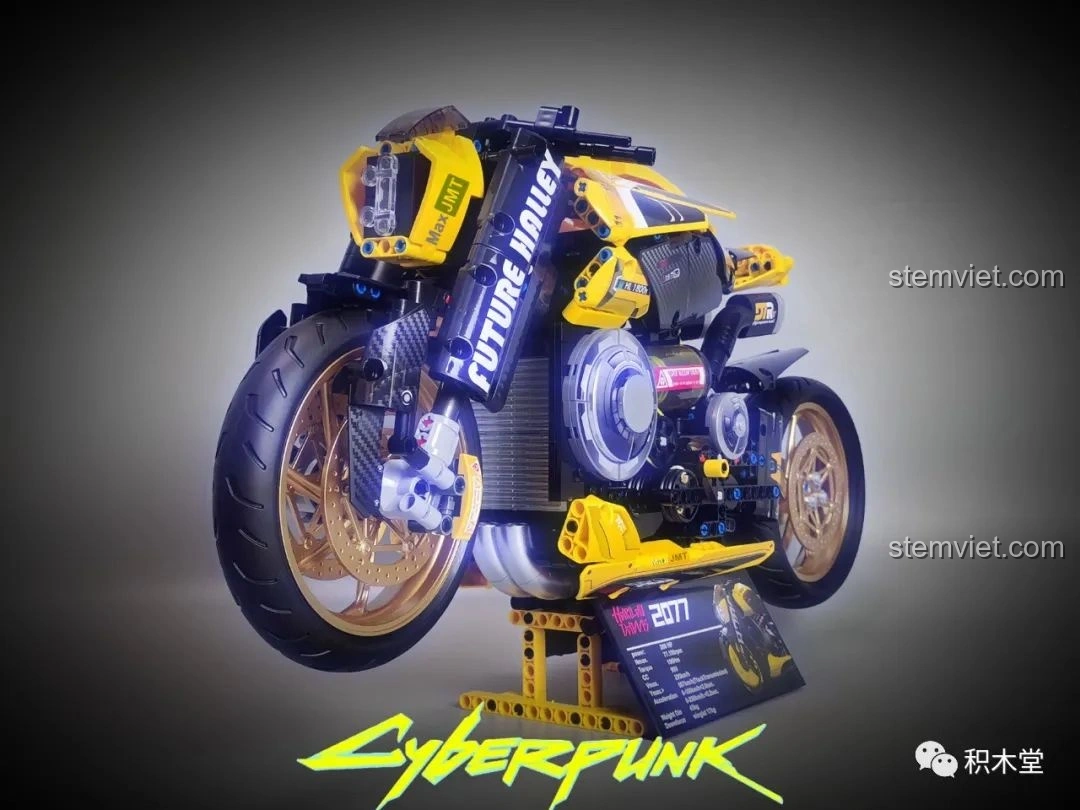 Mô hình K Box 10506 Mô tô Cyberpunk 2077 Nazare từ góc thấp, đèn pha sáng, chữ 'Cyberpunk' nổi bật.