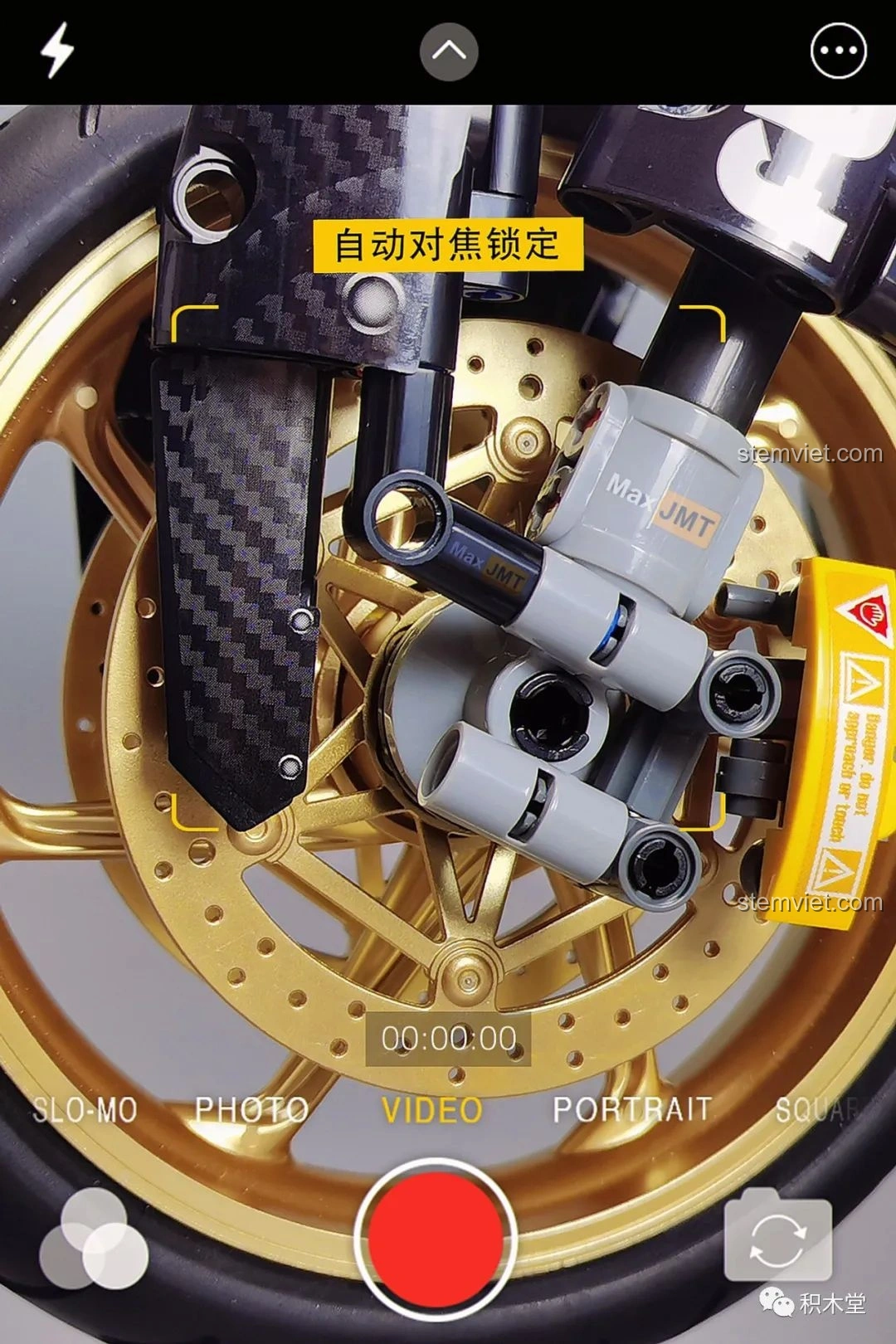 Cận cảnh bánh xe mạ vàng và hệ thống phanh đĩa của mô hình K Box 10506 Mô tô Cyberpunk 2077 Nazare.