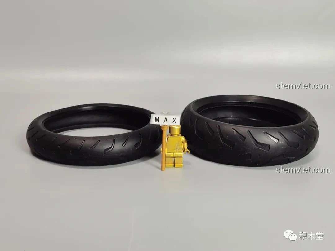 Hai chiếc lốp xe của mô hình K Box 10506 Mô tô Cyberpunk 2077 Nazare, với độ dày khác nhau.