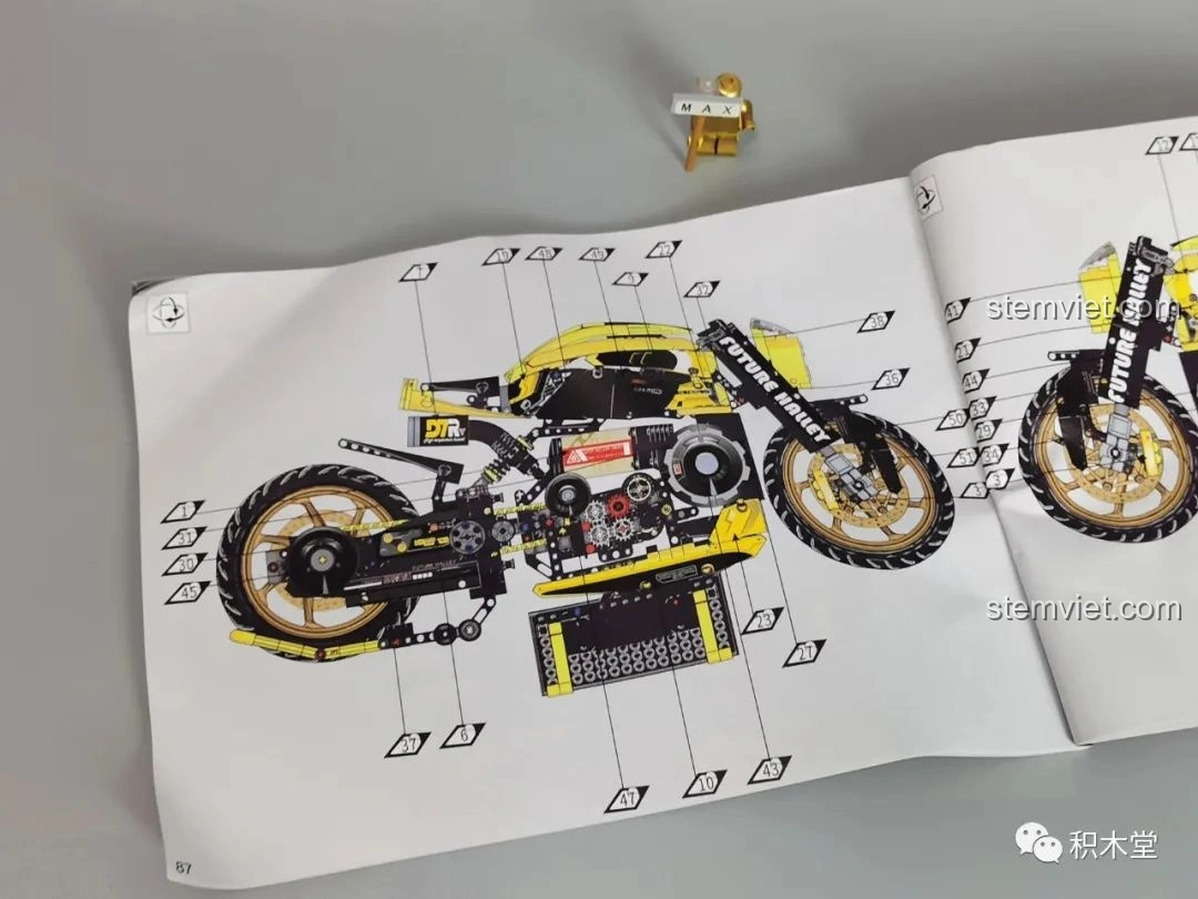 Sơ đồ chi tiết các bộ phận của K Box 10506 Mô tô Cyberpunk 2077 Nazare trong sách hướng dẫn.