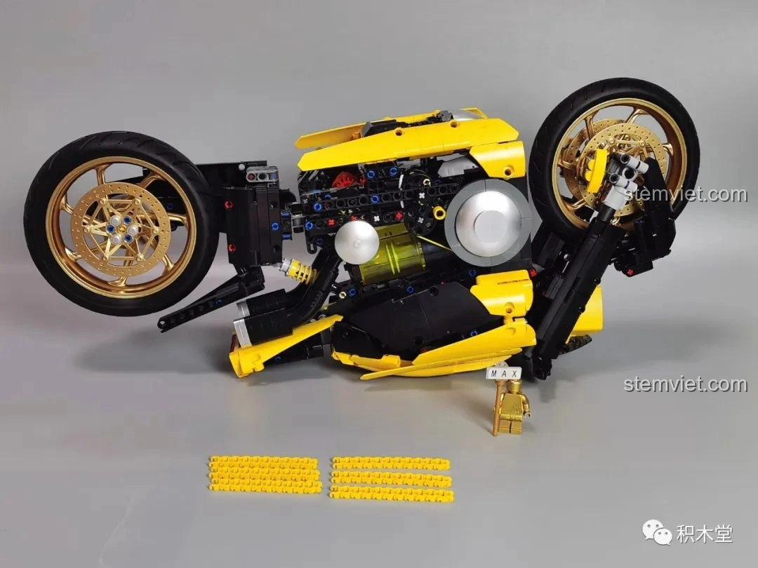 Mô hình K Box 10506 Mô tô Cyberpunk 2077 Nazare với đế trưng bày và các mảnh phụ trợ.