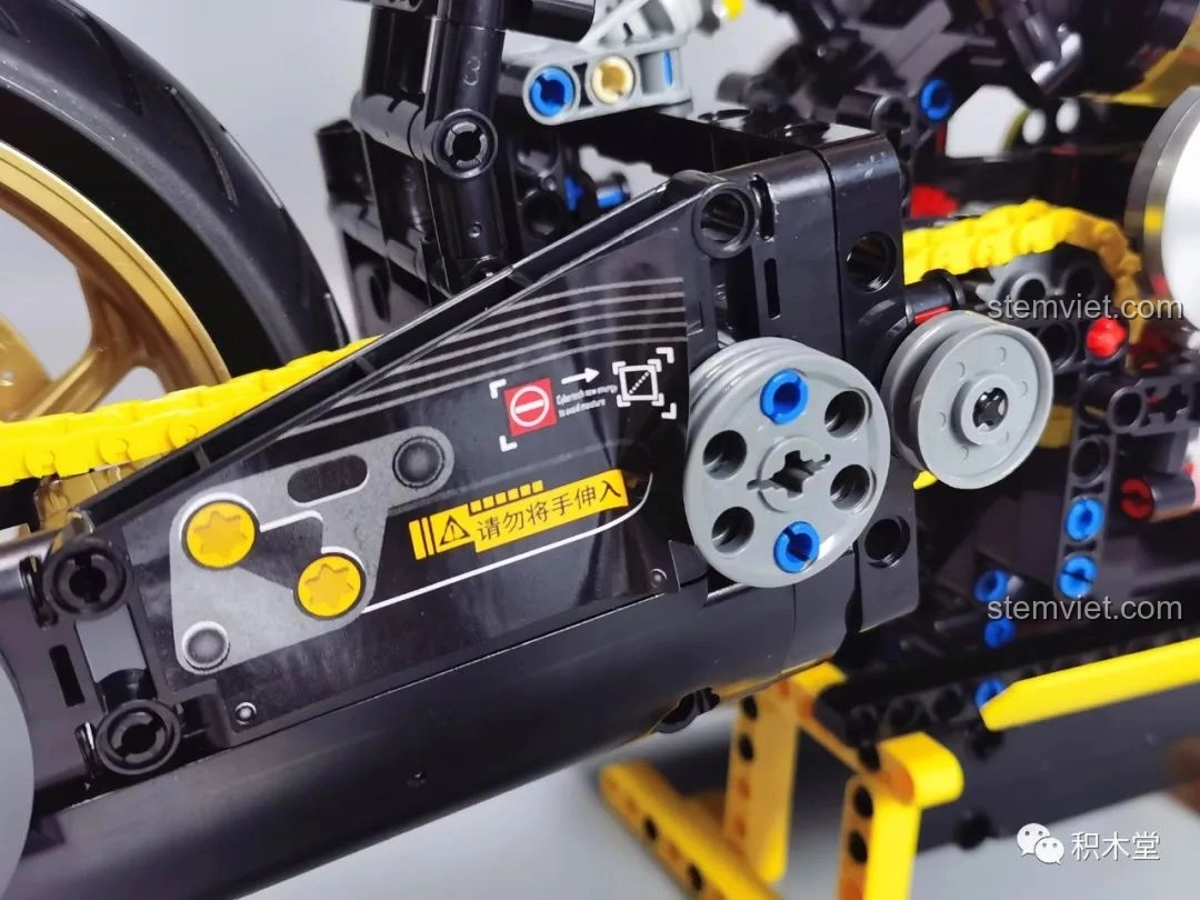 Mô hình K Box 10506 Mô tô Cyberpunk 2077 Nazare hoàn chỉnh, góc nhìn 3/4 phía trước.