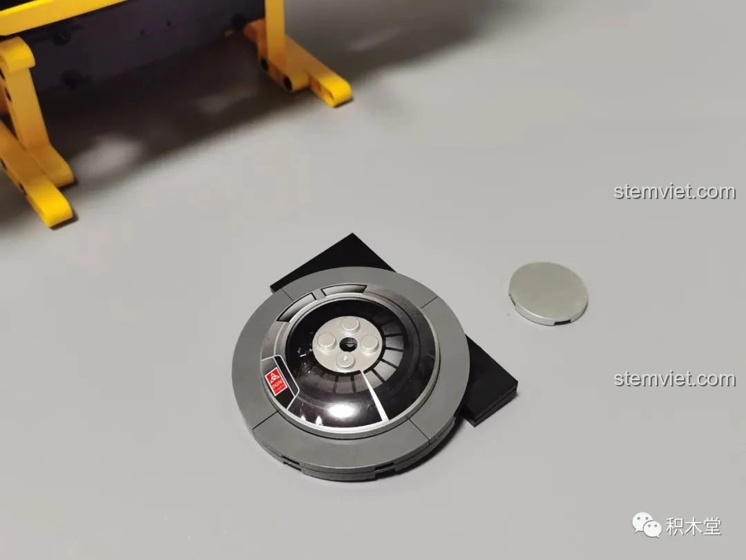 Mô hình K Box 10506 Mô tô Cyberpunk 2077 Nazare hoàn chỉnh, góc nhìn 3/4 phía sau.