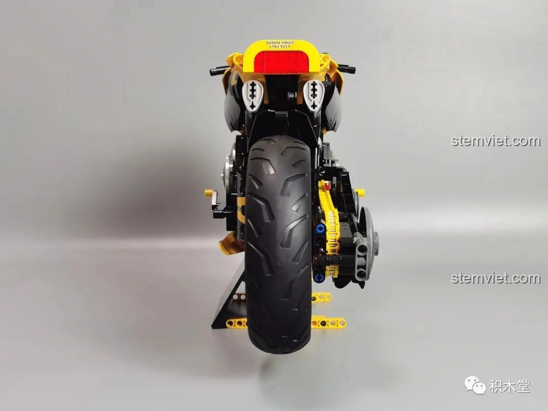 Mô hình K Box 10506 Mô tô Cyberpunk 2077 Nazare hoàn chỉnh, góc nhìn 3/4 phía sau bên trái.