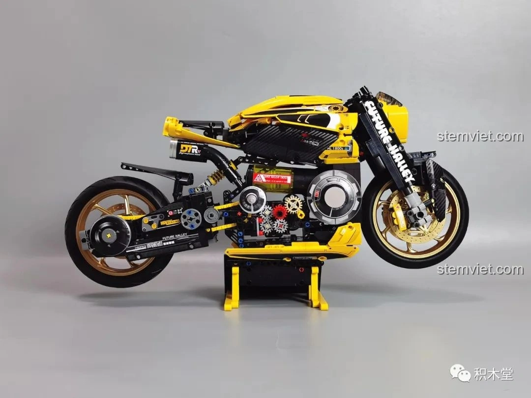 Mô hình K Box 10506 Mô tô Cyberpunk 2077 Nazare hoàn chỉnh, góc nhìn 3/4 phía trước bên trái.