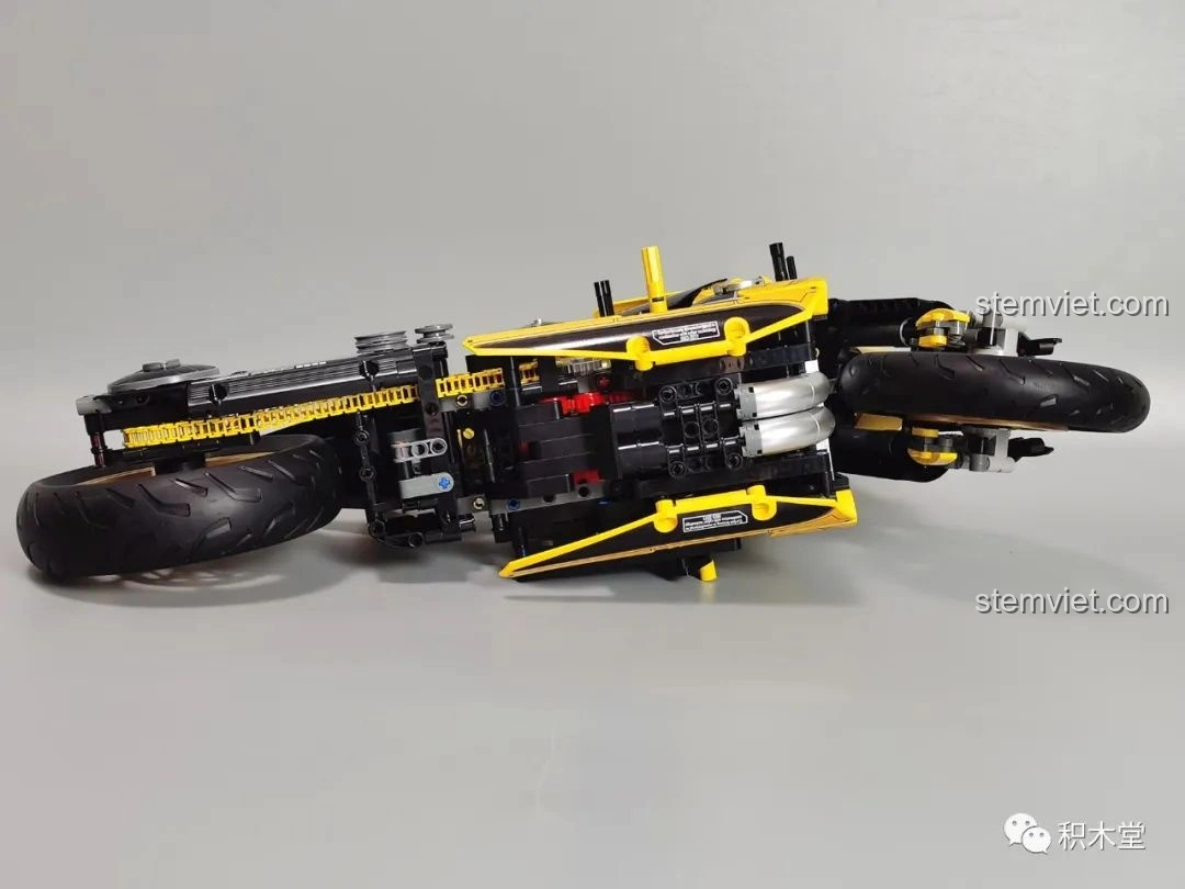 Mô hình K Box 10506 Mô tô Cyberpunk 2077 Nazare hoàn chỉnh, góc nhìn từ dưới lên.