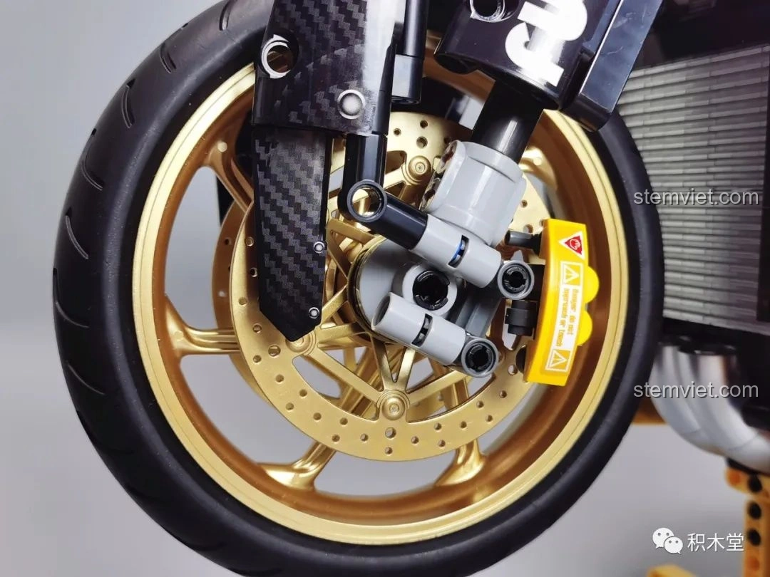 Cận cảnh bánh xe và hệ thống phanh đĩa mạ vàng của K Box 10506 Mô tô Cyberpunk 2077 Nazare.