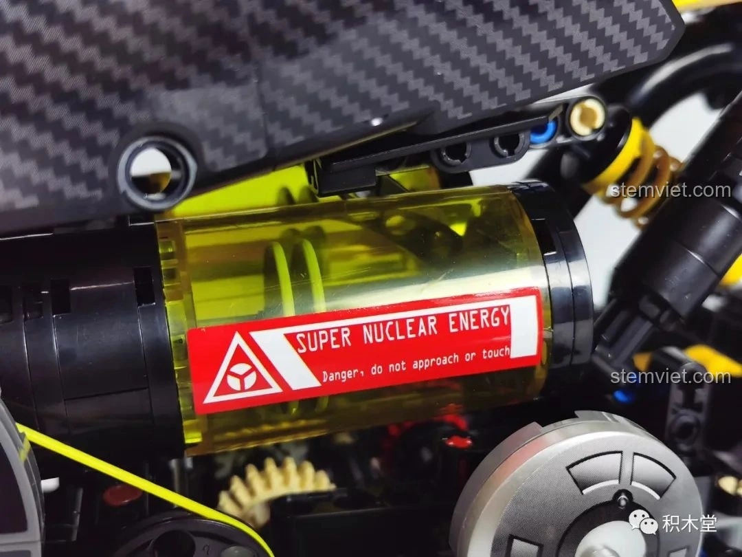 Cận cảnh bình nhiên liệu 'Super Nuclear Energy' với cảnh báo trên K Box 10506 Mô tô Cyberpunk 2077 Nazare.