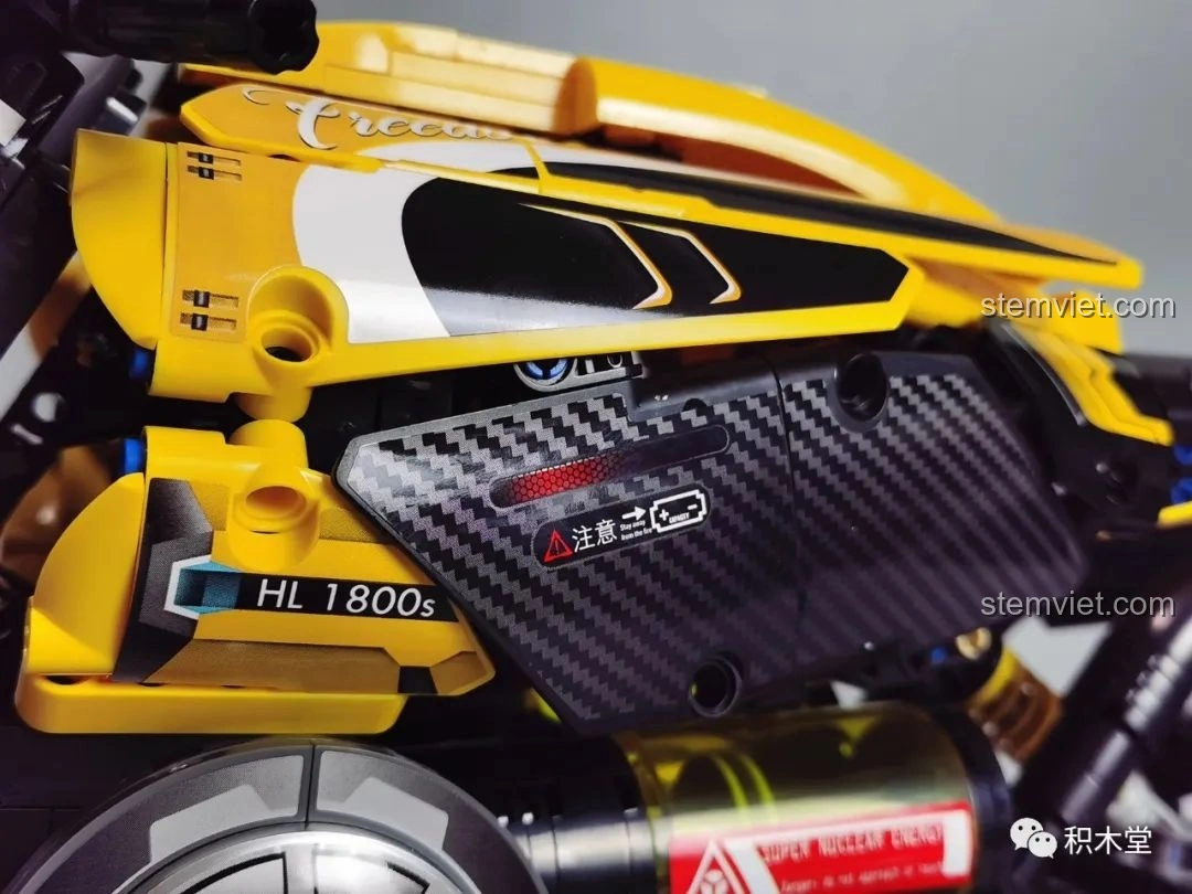 Chi tiết tấm che phủ carbon fiber với chữ tiếng Việt trên thân xe K Box 10506 Mô tô Cyberpunk 2077 Nazare.