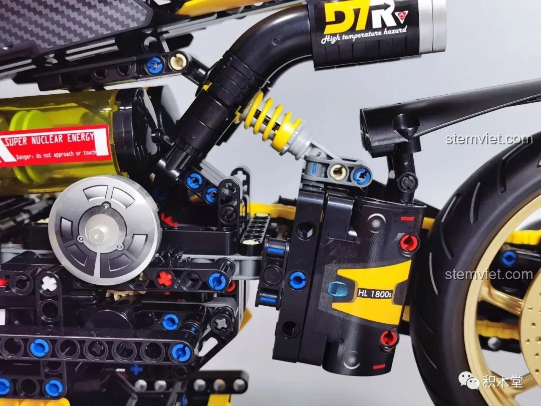 Cận cảnh hệ thống giảm xóc sau và ống xả của K Box 10506 Mô tô Cyberpunk 2077 Nazare.