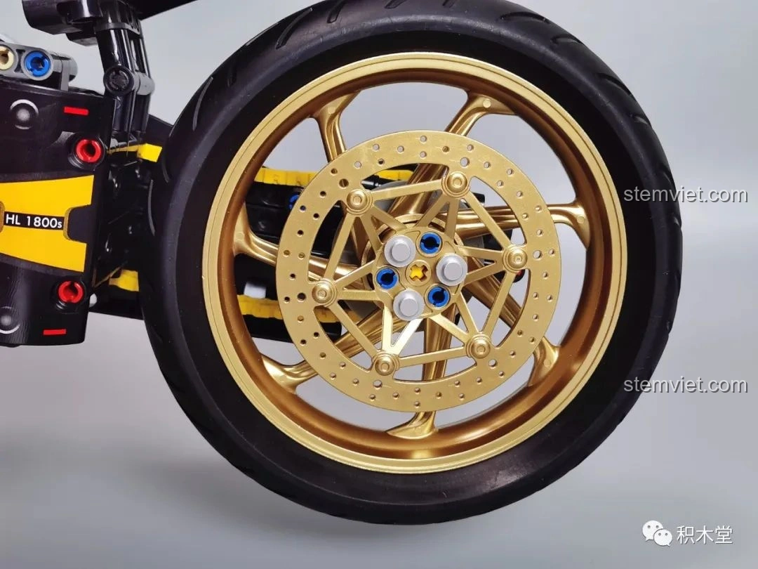 Cận cảnh bánh sau và hệ thống phanh đĩa của K Box 10506 Mô tô Cyberpunk 2077 Nazare.