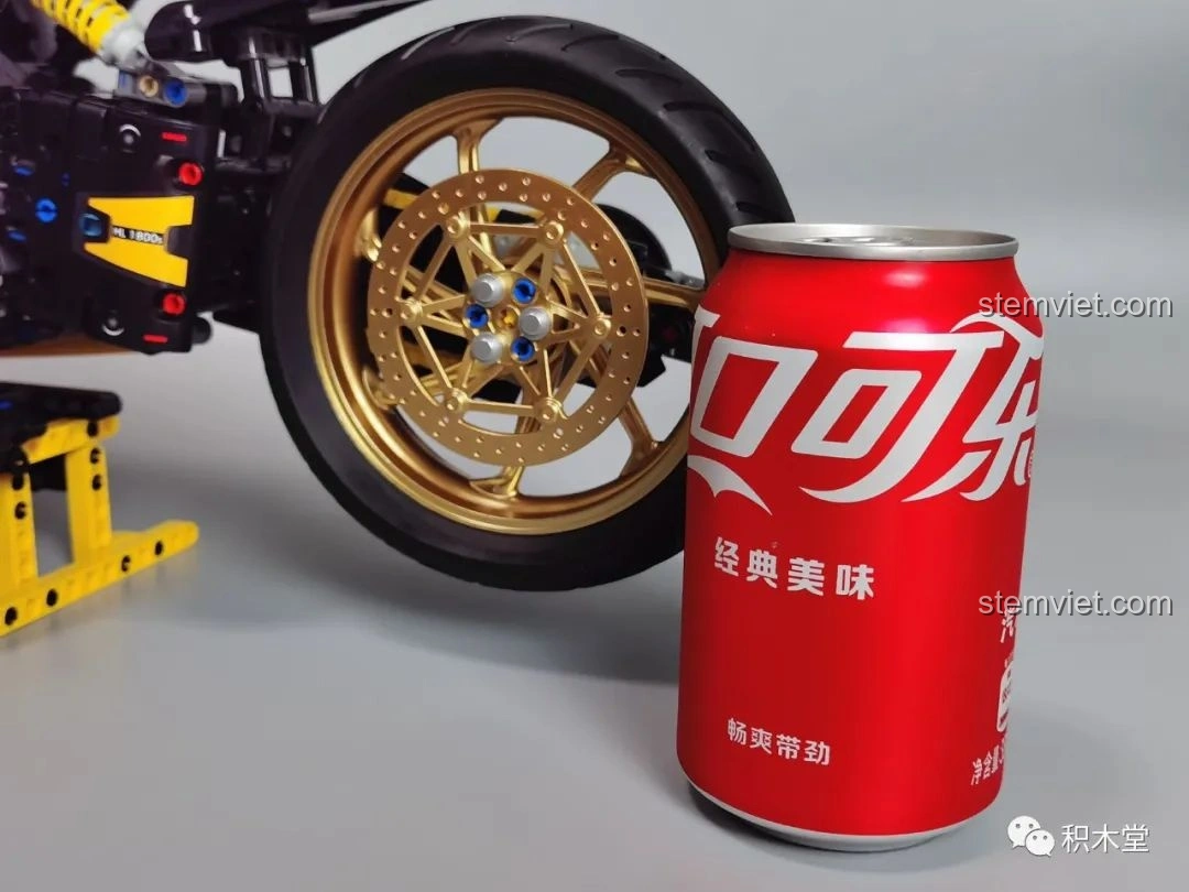So sánh kích thước bánh xe K Box 10506 Mô tô Cyberpunk 2077 Nazare với lon Coca.