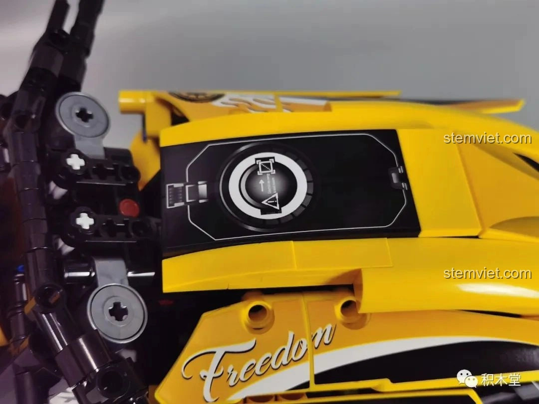 Chi tiết bảng điều khiển và các họa tiết trên thân xe K Box 10506 Mô tô Cyberpunk 2077 Nazare.