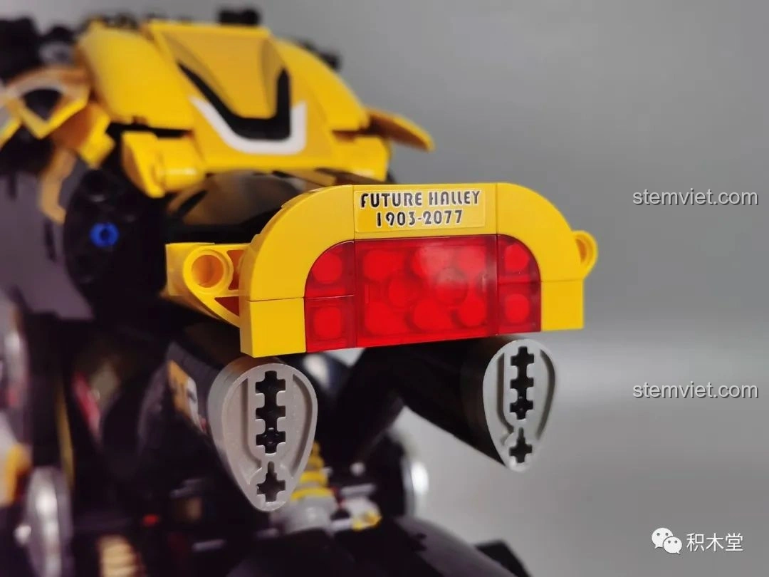 Cận cảnh đèn hậu và ống xả đôi của K Box 10506 Mô tô Cyberpunk 2077 Nazare.