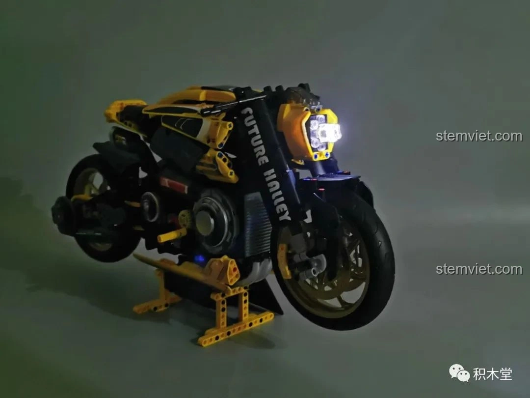 Mô hình K Box 10506 Mô tô Cyberpunk 2077 Nazare với đèn pha sáng rực trong bóng tối.