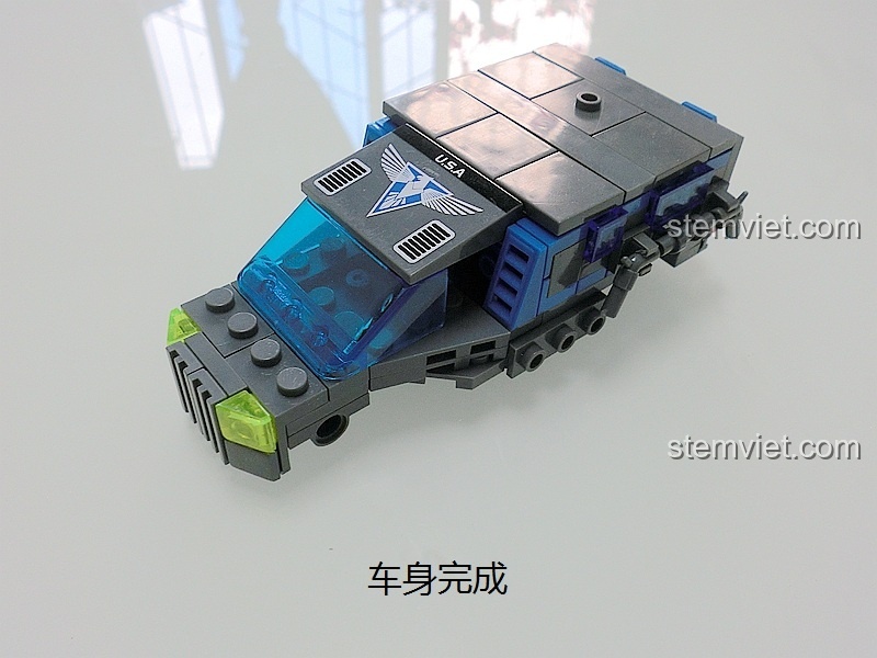 Review KAZI 81010 Xe bộ binh đa chức năng: công đoạn lắp ráp phần thân xe với các chi tiết màu sắc hài hòa.