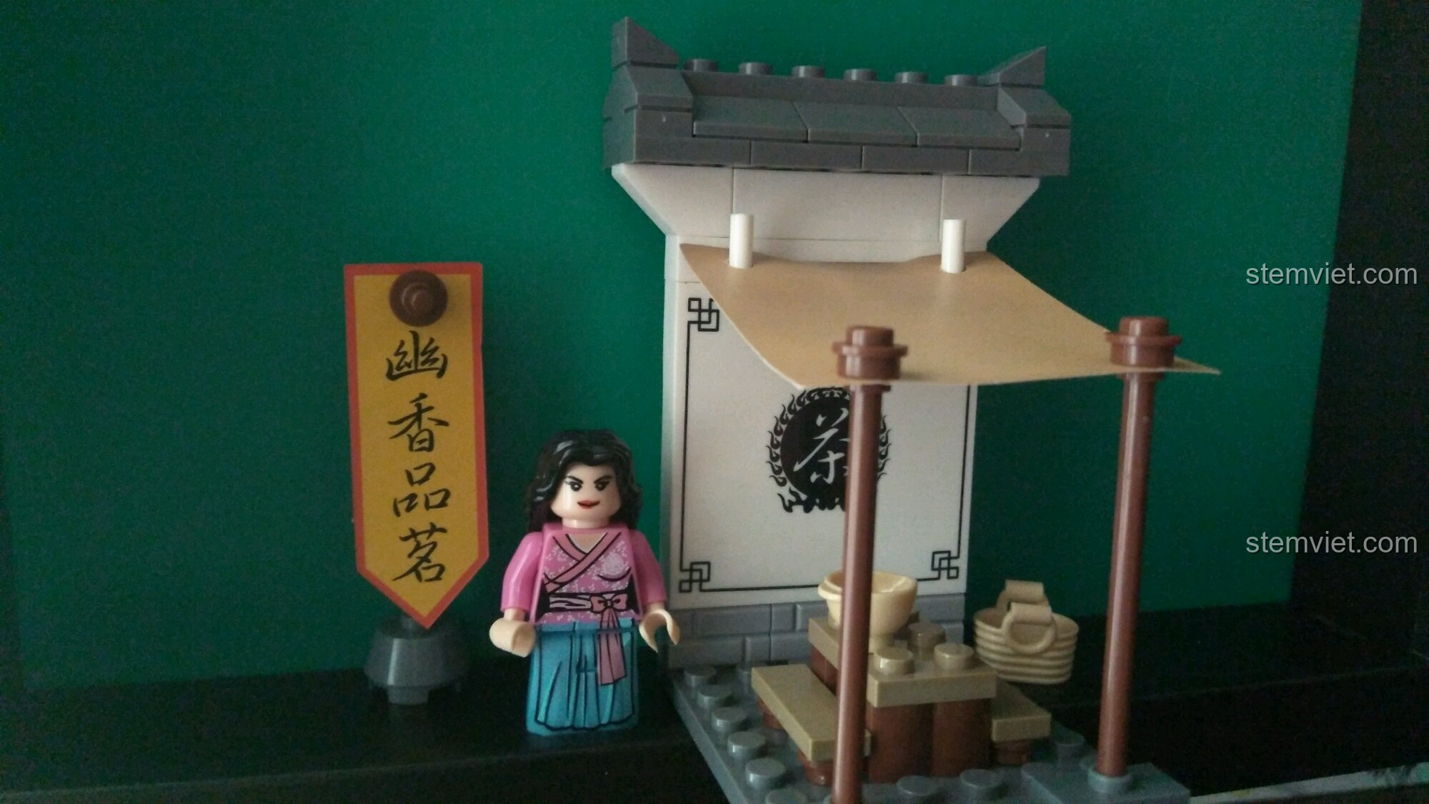 Mô hình Quán Trà Minh Hương và minifigure chủ quán. Review KAZI KY5007 Mô hình cảnh đường phố xưa rất chi tiết.