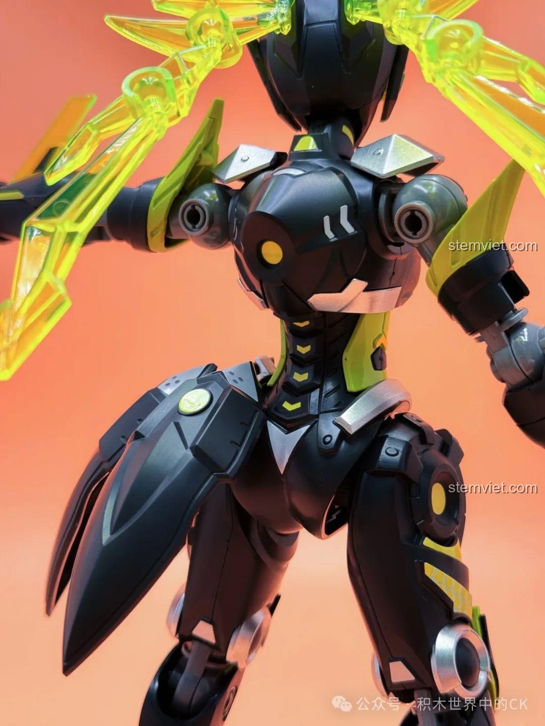 Cận cảnh đôi chân của mô hình Tôn Thượng Hương Mecha Keeppley 78011, với các chi tiết giáp và khớp nối.