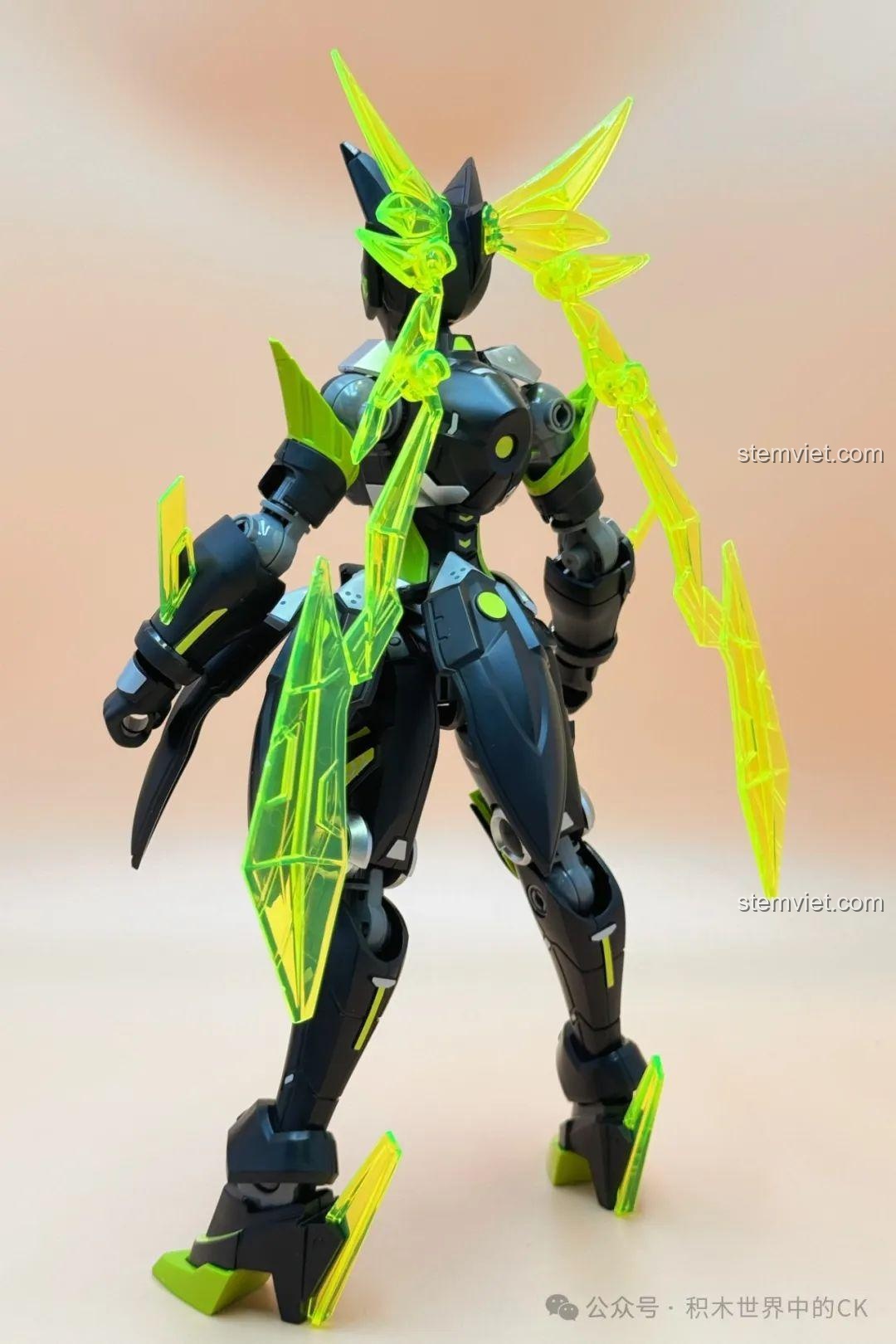 Mặt sau của mô hình Tôn Thượng Hương Mecha Keeppley 78011, nổi bật với các chi tiết cánh năng lượng trong suốt.