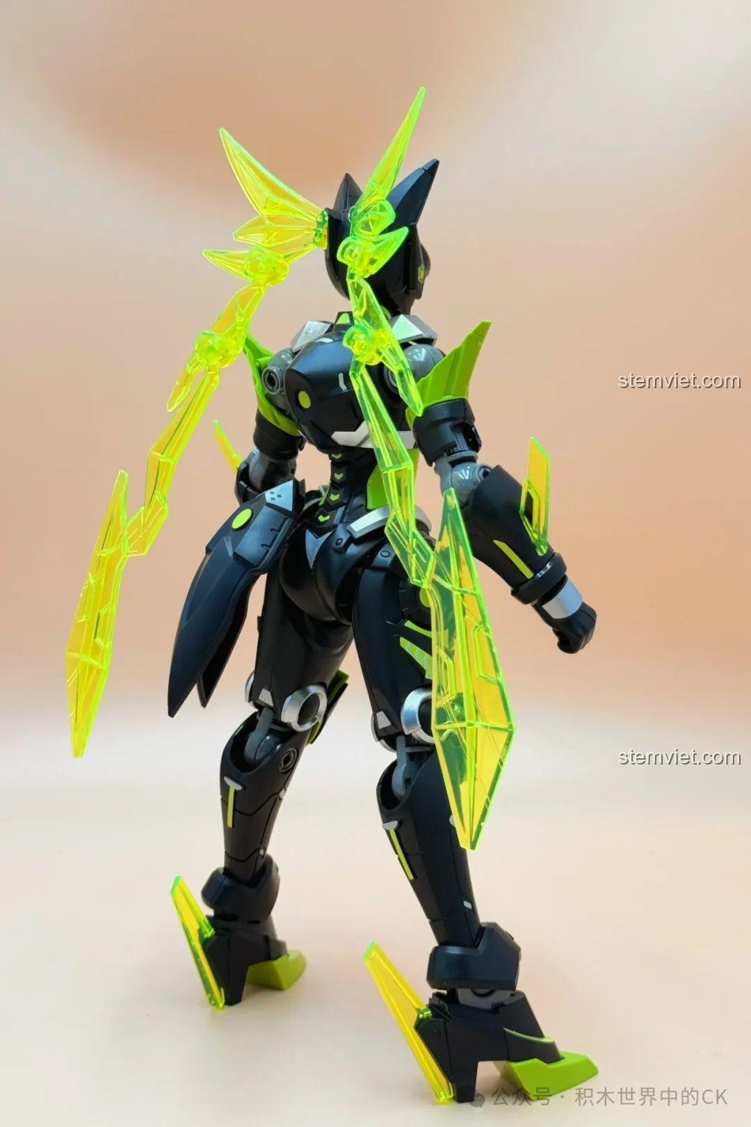 Mô hình Tôn Thượng Hương Mecha Keeppley 78011 nhìn từ phía sau bên phải, thể hiện các chi tiết giáp và cánh.