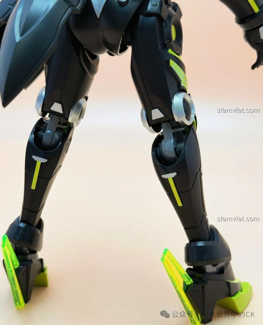 Mô hình Tôn Thượng Hương Mecha Keeppley 78011 tạo dáng cưỡi trên Pháo Năng Lượng, thể hiện sự linh hoạt.