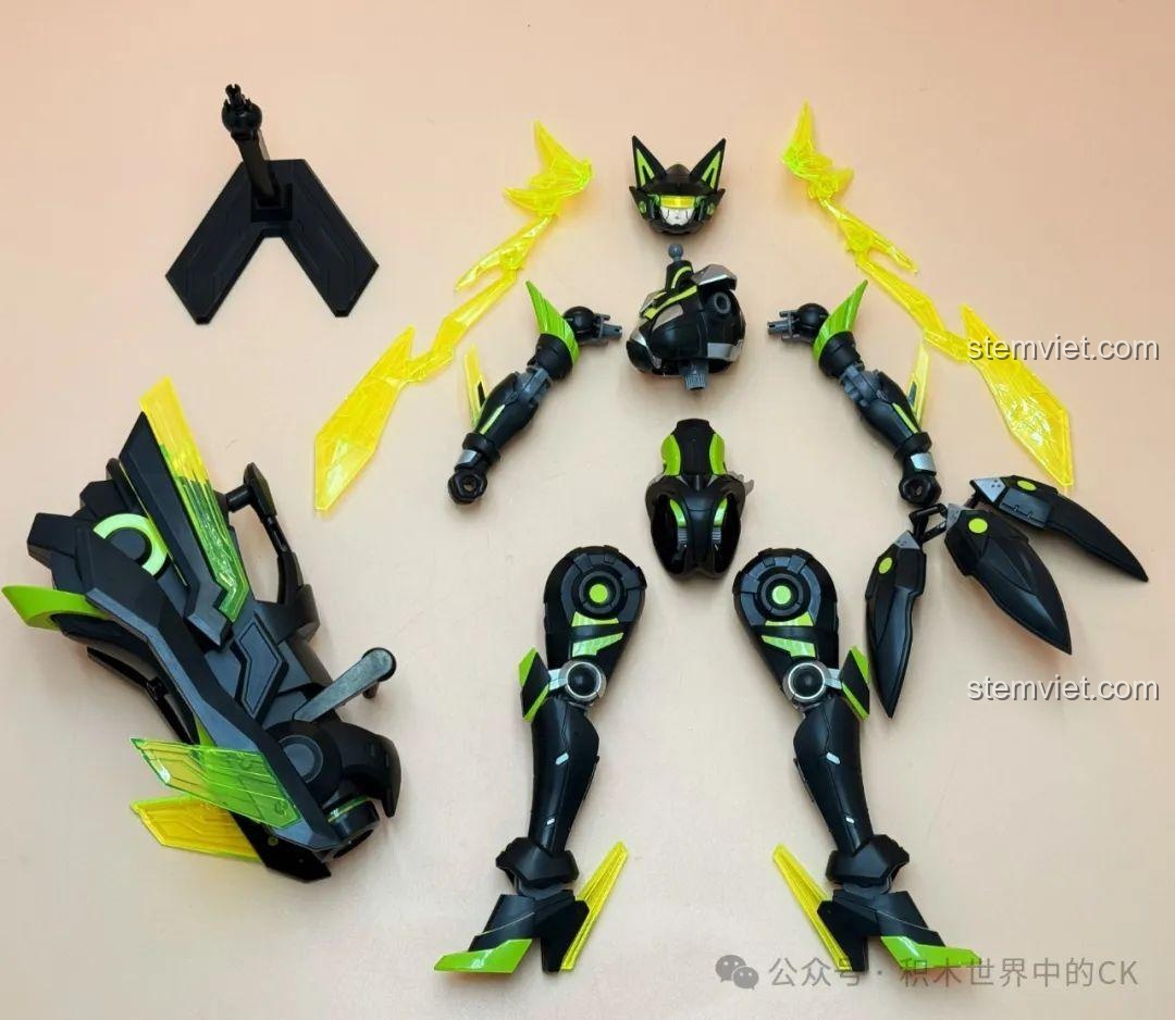 Mô hình Tôn Thượng Hương Mecha đang trong quá trình lắp ráp, cho thấy các bộ phận chính đã được hoàn thiện.