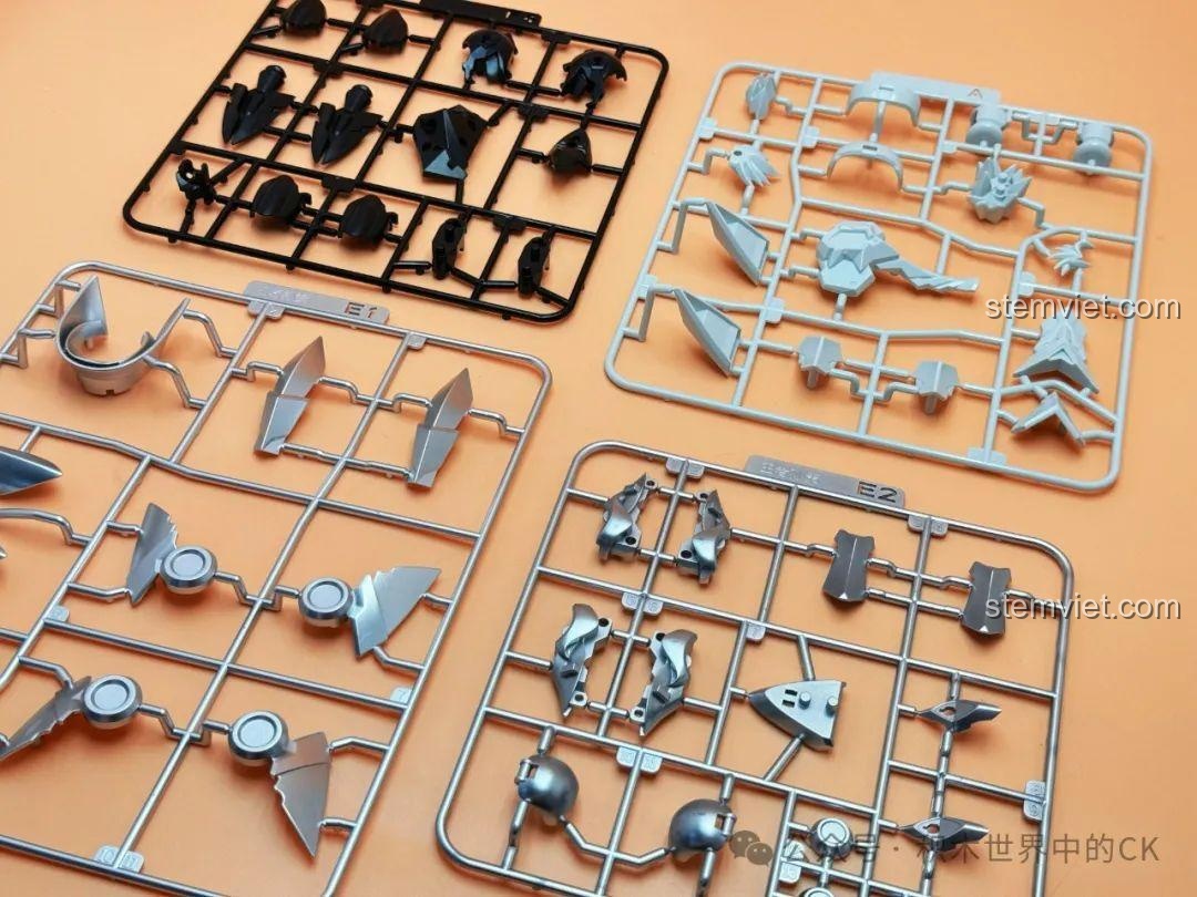 Cận cảnh các mảnh ghép nhựa ABS cao cấp của bộ đồ chơi Keeppley 78012 Tôn Sách Mạt Nhật Cơ Giáp, chi tiết sắc nét.