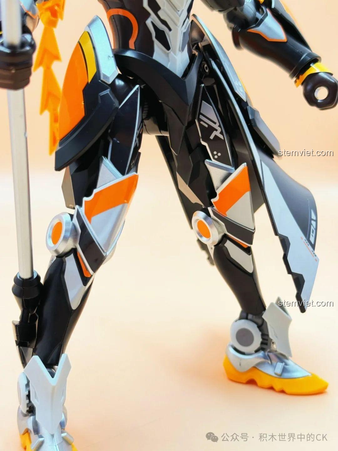 Cận cảnh phần khớp háng và giáp sau của mô hình Tôn Sách Mạt Nhật Cơ Giáp Keeppley 78012, chi tiết khớp nối.