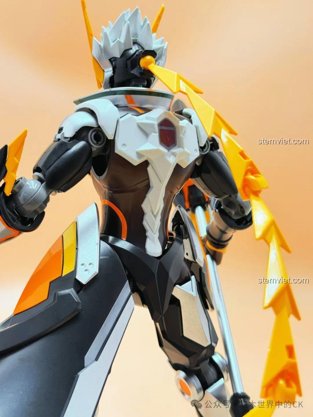 Cận cảnh rìu chiến lớn, vũ khí của mô hình Tôn Sách Mạt Nhật Cơ Giáp Keeppley 78012, chi tiết sắc sảo.