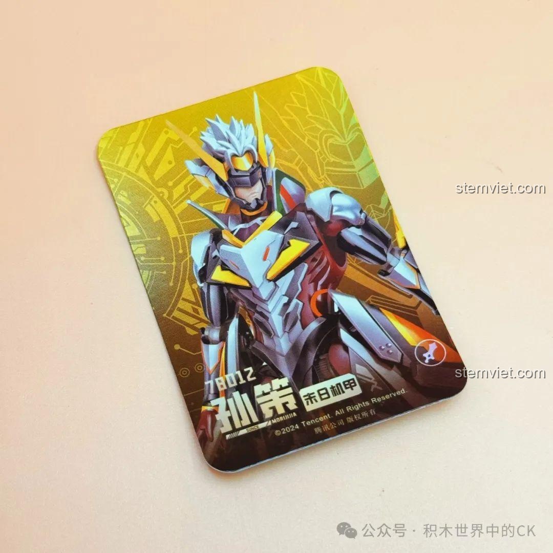 Thẻ bài nhân vật Tôn Sách Mạt Nhật Cơ Giáp đi kèm bộ đồ chơi lắp ráp Keeppley 78012, có hình minh họa đẹp mắt.