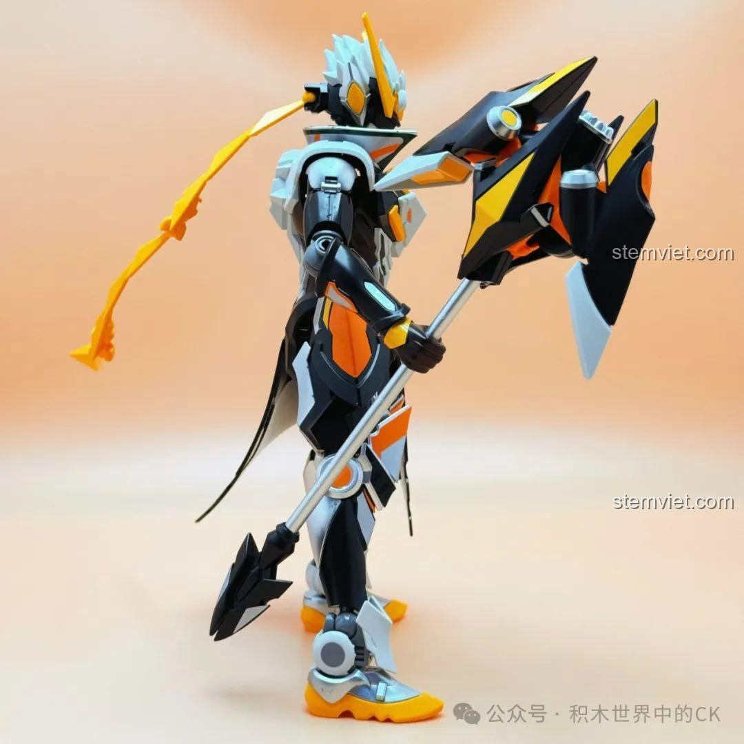 Mô hình Tôn Sách Mạt Nhật Cơ Giáp Keeppley 78012 cầm rìu chiến lớn, chuẩn bị tấn công, góc nhìn từ bên cạnh.