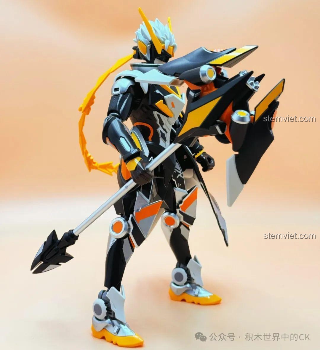 Mô hình Tôn Sách Mạt Nhật Cơ Giáp Keeppley 78012 trong tư thế cầm rìu chiến, sẵn sàng chiến đấu, góc nhìn từ phía trước.