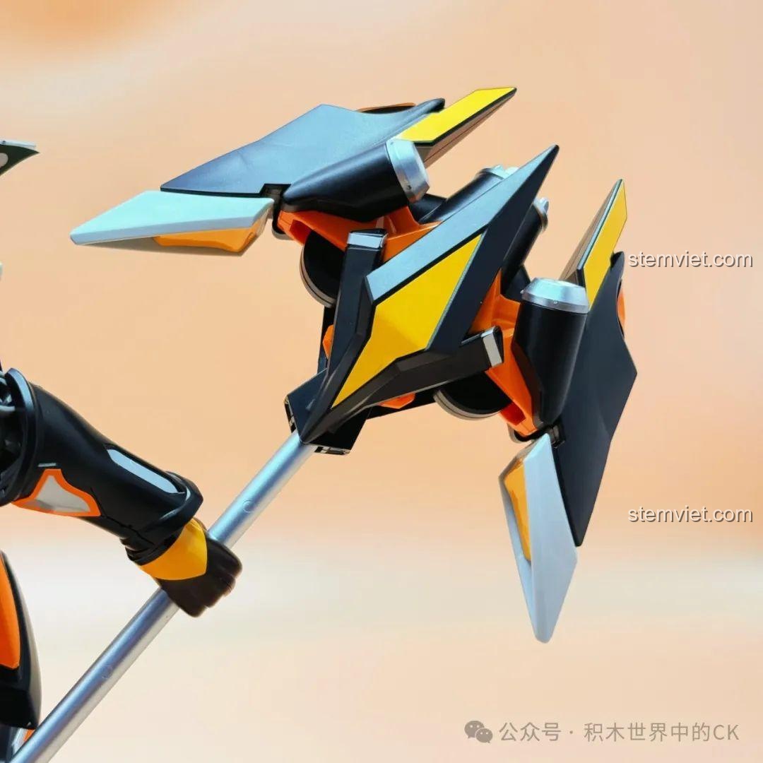 Mô hình Tôn Sách Mạt Nhật Cơ Giáp Keeppley 78012 trong tư thế chiến đấu năng động, cầm rìu chiến lớn.