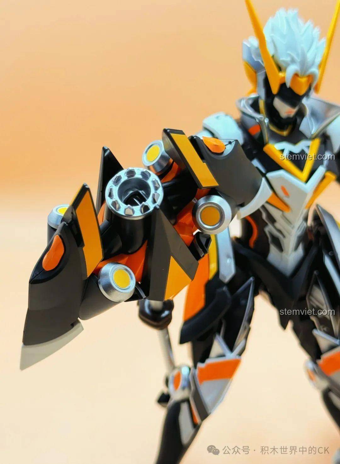 Mô hình Tôn Sách Mạt Nhật Cơ Giáp Keeppley 78012 trong tư thế tấn công, cầm rìu chiến, đầy uy lực.